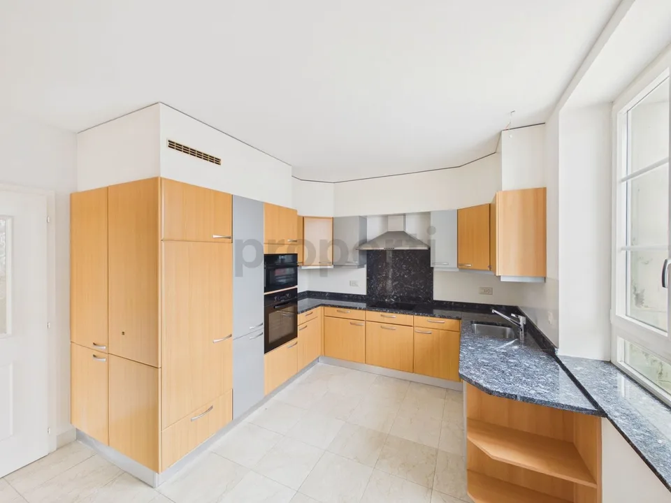 Appartement de 4,5 pièces, chauffage au sol, garage et place extérieure inclus