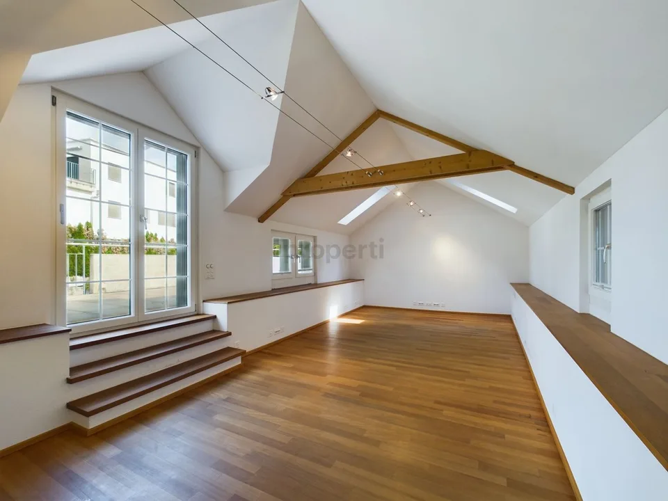 Soffitti alti, terrazza di 28 m² con vista sul centro storico del villaggio e ufficio separato al piano terra