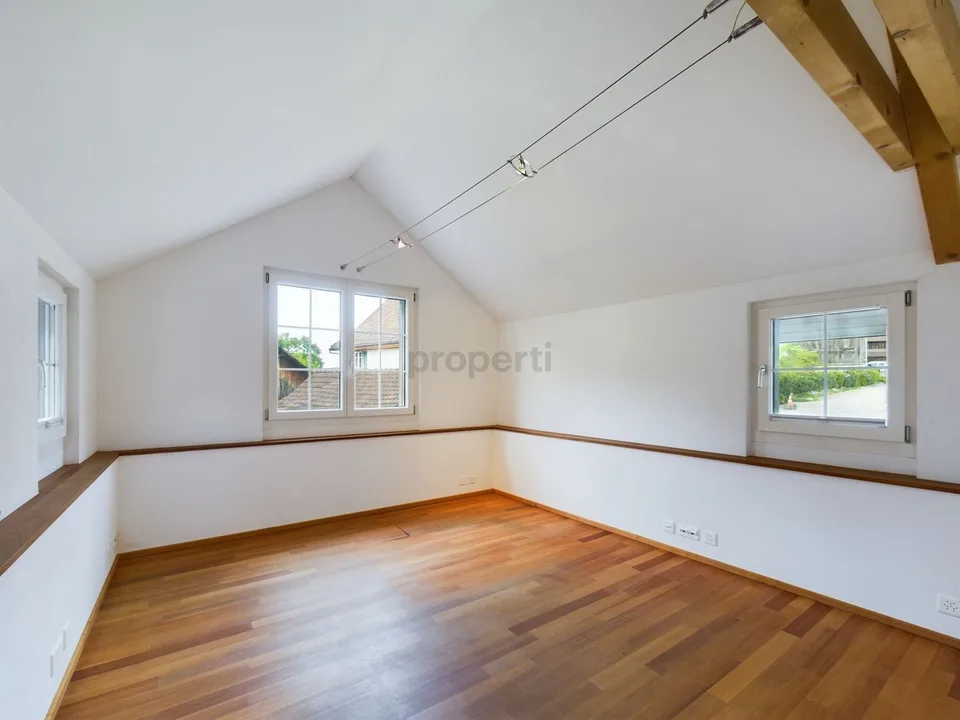 Soffitti alti, terrazza di 28 m² con vista sul centro storico del villaggio e ufficio separato al piano terra
