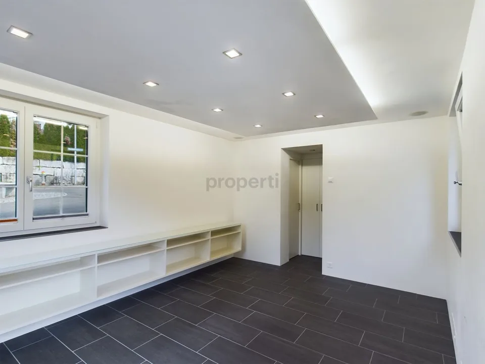 Soffitti alti, terrazza di 28 m² con vista sul centro storico del villaggio e ufficio separato al piano terra