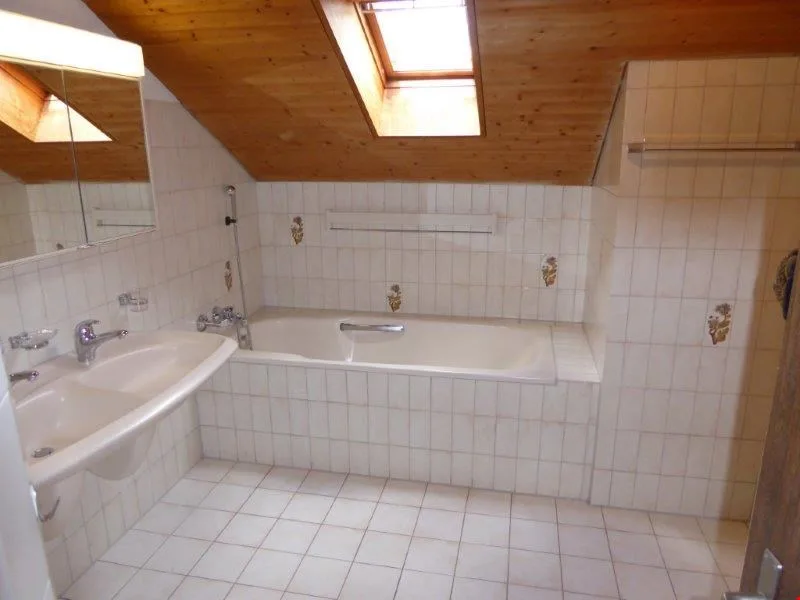 Appartement spacieux 6 pièces avec balcon et belle vue à Kerzers