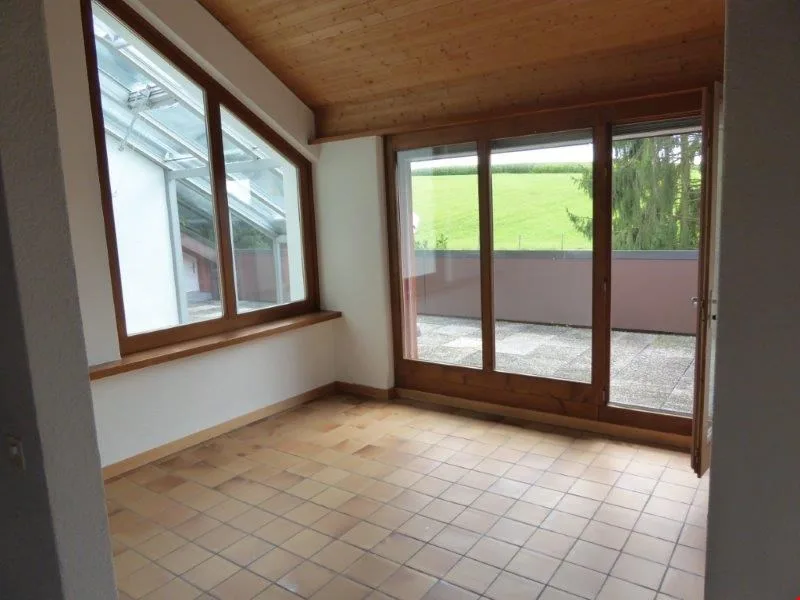 Appartement spacieux 6 pièces avec balcon et belle vue à Kerzers