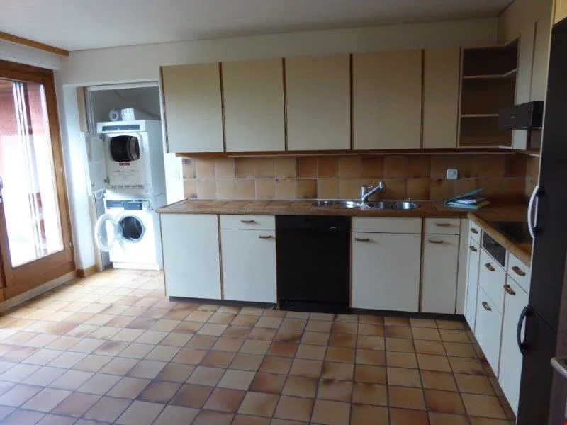 Appartement spacieux 6 pièces avec balcon et belle vue à Kerzers