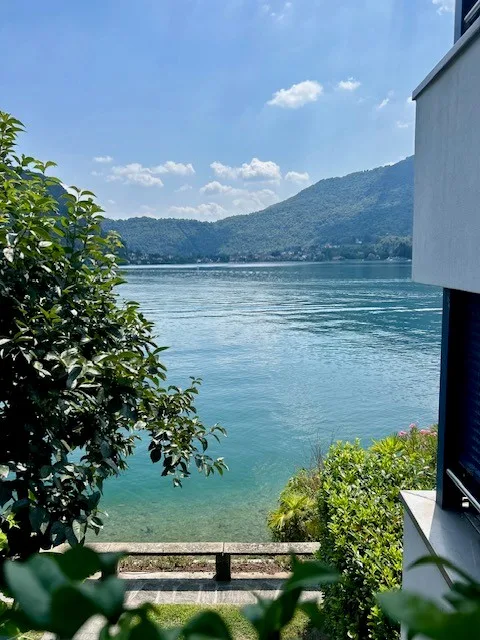 Elegante appartamento ammobiliato direttamente sul lago