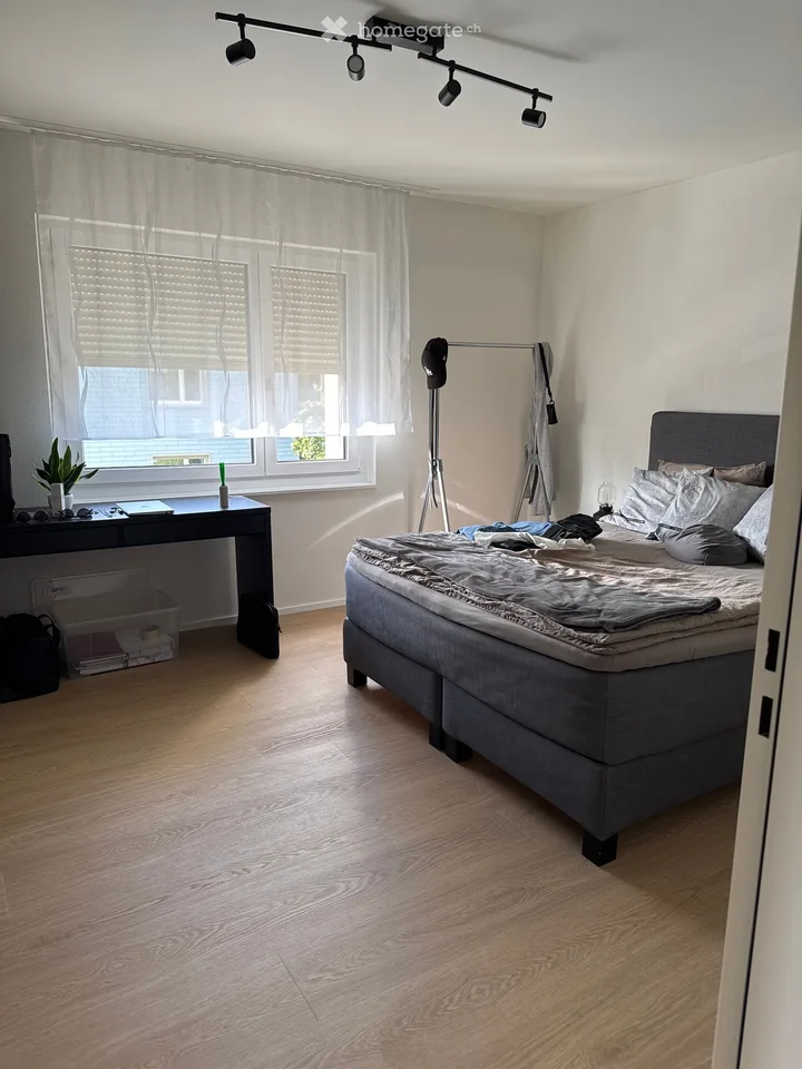 Moderne 2.5-Zimmer-Wohnung mit Balkon in Bassersdorf
