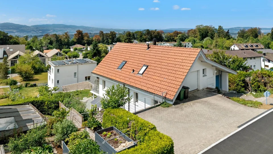 Maison unifamiliale de 7 pièces avec annexe à Dürnten à vendre – photo 3 sur 13
