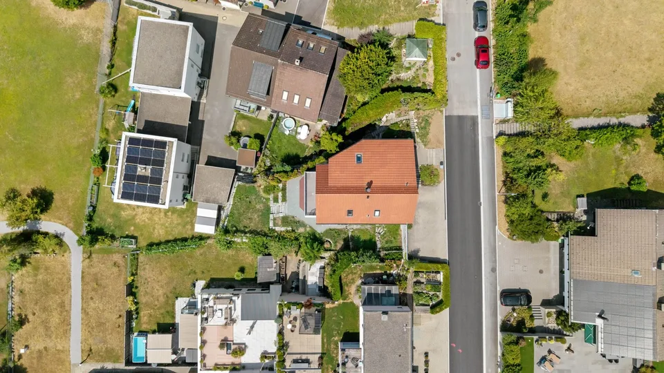 Maison unifamiliale de 7 pièces avec annexe à Dürnten à vendre – photo 2 sur 13