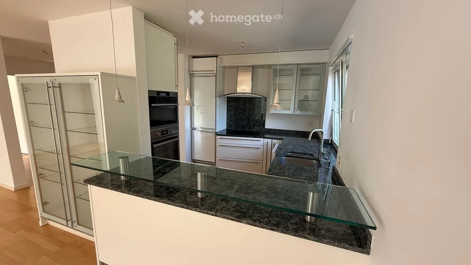 Bright 4.5-room apartment with garden seating in Uetikon am See
