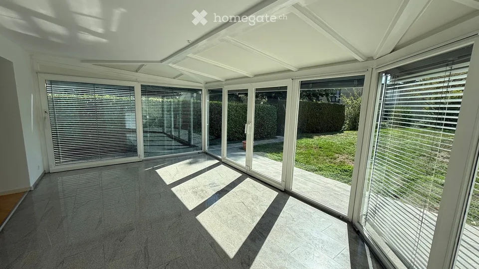 Bright 4.5-room apartment with garden seating in Uetikon am See