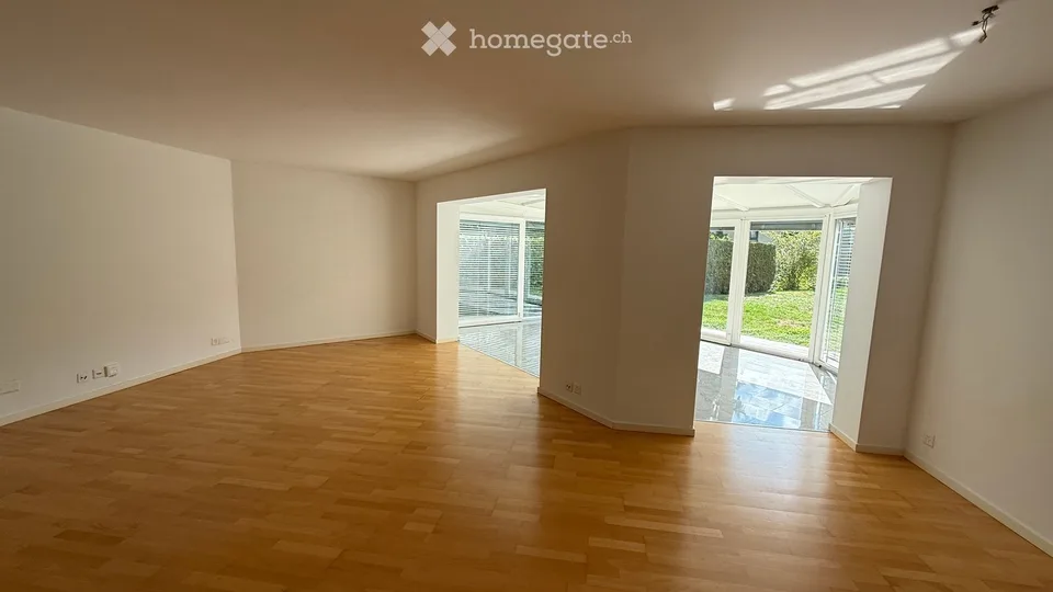 Bright 4.5-room apartment with garden seating in Uetikon am See