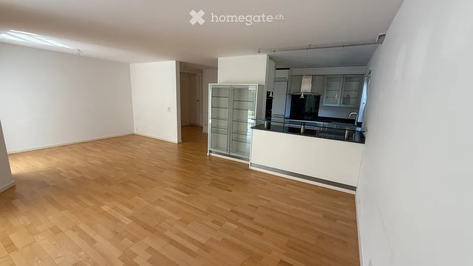 Bright 4.5-room apartment with garden seating in Uetikon am See