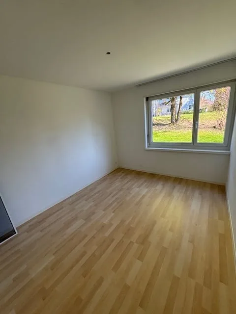 Bright 4.5-room apartment with garden seating in Uetikon am See