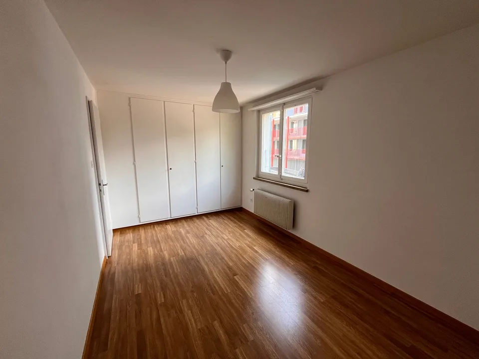 Sonnige 4-Zimmer-Wohnung mit Balkon in Thun – Foto 6 von 9