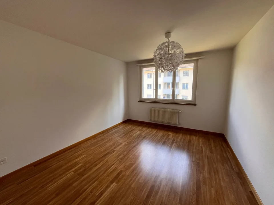 Sonnige 4-Zimmer-Wohnung mit Balkon in Thun – Foto 4 von 9
