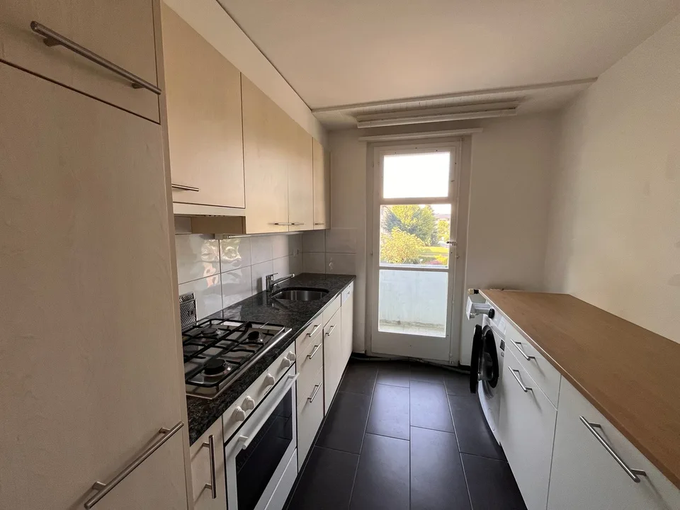 Sonnige 4-Zimmer-Wohnung mit Balkon in Thun – Foto 3 von 9
