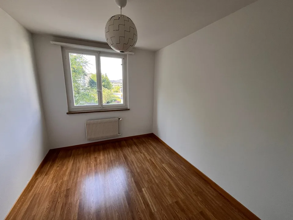 Sonnige 4-Zimmer-Wohnung mit Balkon in Thun – Foto 5 von 9