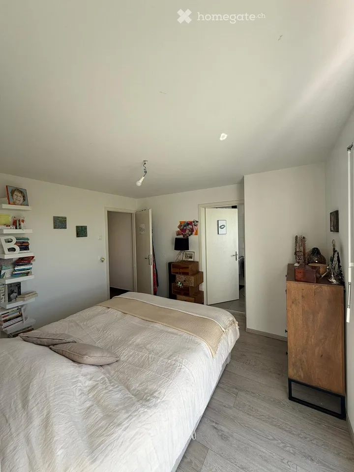 Geräumige 4,5-Zimmer-Wohnung mit 104 m² und großem Eckbalkon in Bettens – ab Dezember 2026 verfügbar