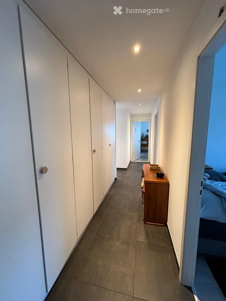 Geräumige 4,5-Zimmer-Wohnung mit 104 m² und großem Eckbalkon in Bettens – ab Dezember 2026 verfügbar
