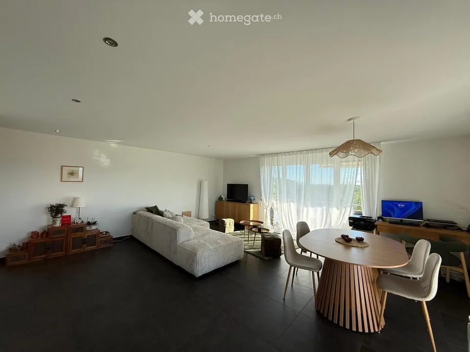 Geräumige 4,5-Zimmer-Wohnung mit 104 m² und großem Eckbalkon in Bettens – ab Dezember 2026 verfügbar