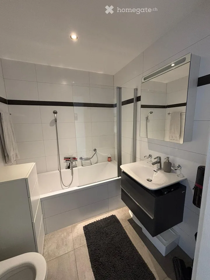 Geräumige 4,5-Zimmer-Wohnung mit 104 m² und großem Eckbalkon in Bettens – ab Dezember 2026 verfügbar