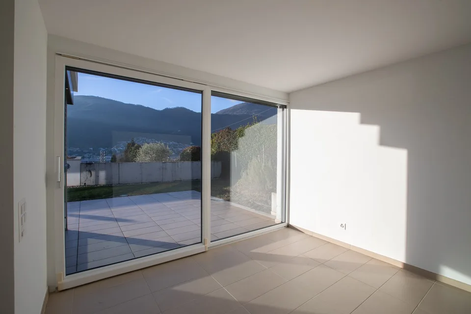 Oase der Exklusivität, 10 Minuten vom Zentrum von Lugano: Modernes 3.5-Zimmer-Wohnung mit großem Garten – Foto 22 von 26