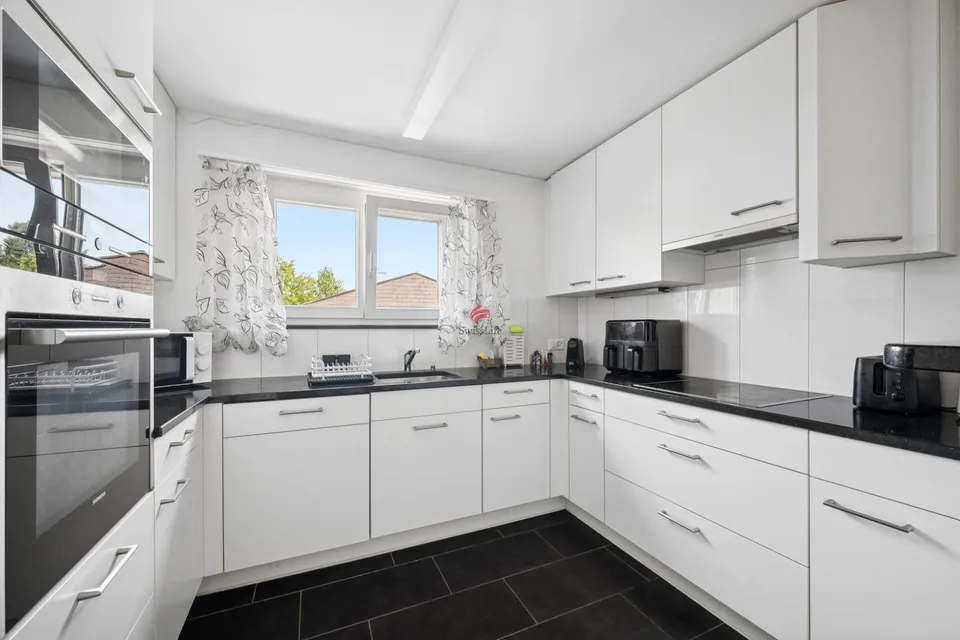 Attraktives Zuhause mit Balkon und Parkmöglichkeiten – Foto 4 von 12