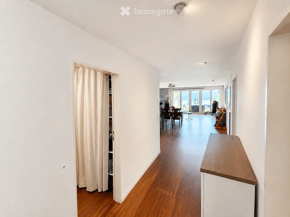 Appartement spacieux 5,5 pièces avec vue sur le lac, balcon et pièce hobby supplémentaire de 20 m²