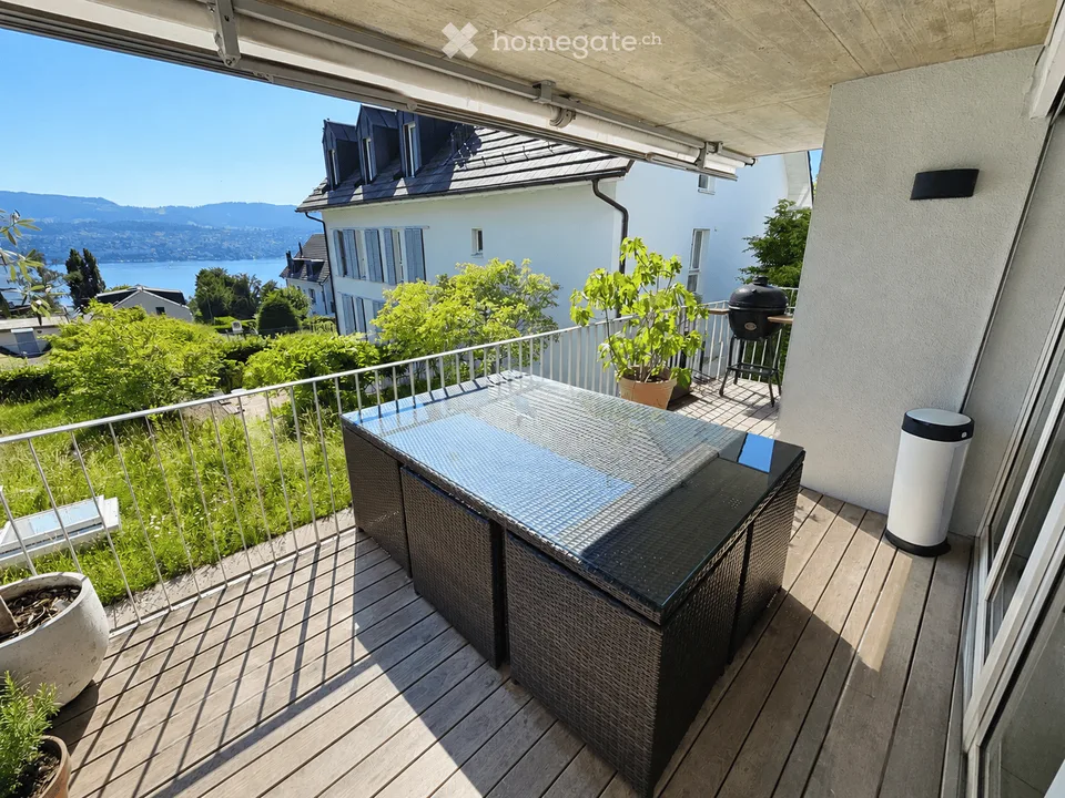 Appartement spacieux 5,5 pièces avec vue sur le lac, balcon et pièce hobby supplémentaire de 20 m²