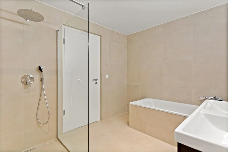 Schöne 3,5 Zimmer, neu, ruhig und sehr hell – Foto 10 von 11