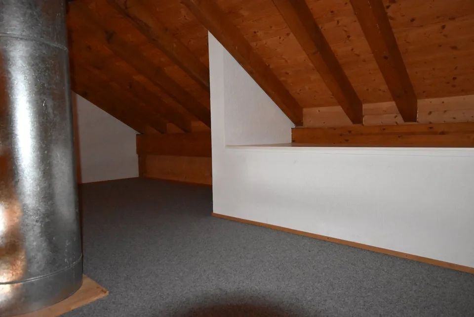 Charmante 4.5-Zimmer-Dachwohnung Heggidorn – Ruhige Lage mit herrlichem Ausblick
