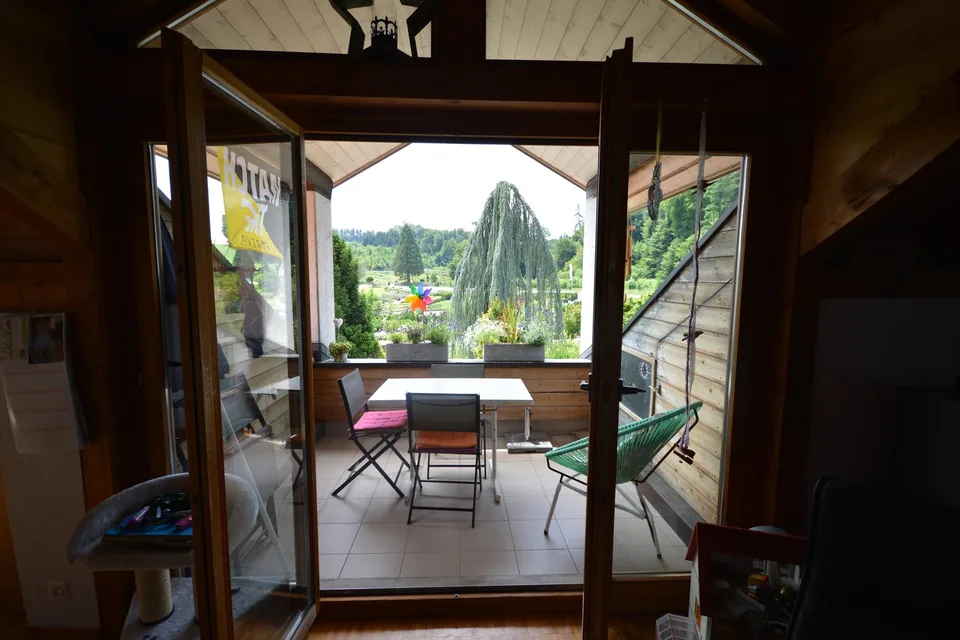 Charmante 4.5-Zimmer-Dachwohnung Heggidorn – Ruhige Lage mit herrlichem Ausblick