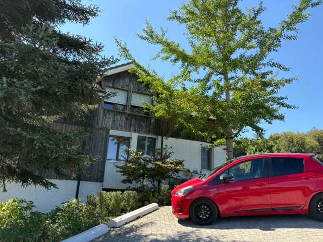 Charmante 4.5-Zimmer-Dachwohnung Heggidorn – Ruhige Lage mit herrlichem Ausblick