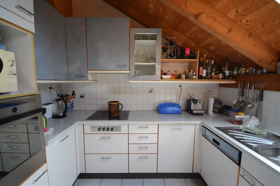 Charmante 4.5-Zimmer-Dachwohnung Heggidorn – Ruhige Lage mit herrlichem Ausblick