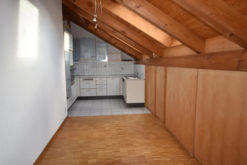Charmante 4.5-Zimmer-Dachwohnung Heggidorn – Ruhige Lage mit herrlichem Ausblick