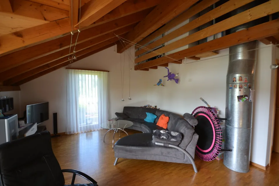 Charmante 4.5-Zimmer-Dachwohnung Heggidorn – Ruhige Lage mit herrlichem Ausblick