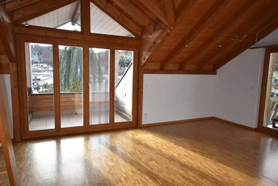 Charmante 4.5-Zimmer-Dachwohnung Heggidorn – Ruhige Lage mit herrlichem Ausblick