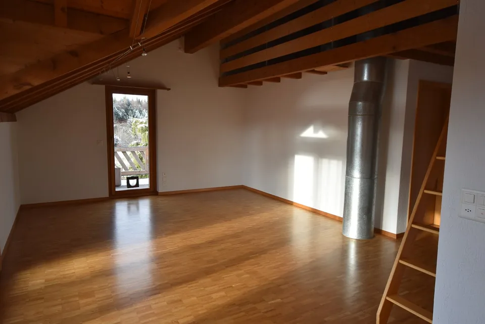 Charmante 4.5-Zimmer-Dachwohnung Heggidorn – Ruhige Lage mit herrlichem Ausblick