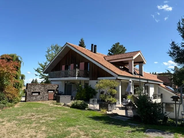 Charmante 4.5-Zimmer-Dachwohnung Heggidorn – Ruhige Lage mit herrlichem Ausblick