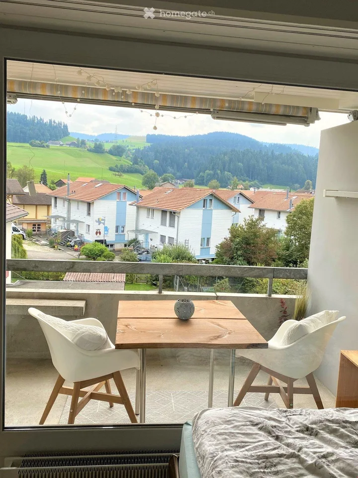 Cozy apartment with a green view in Zäziwil