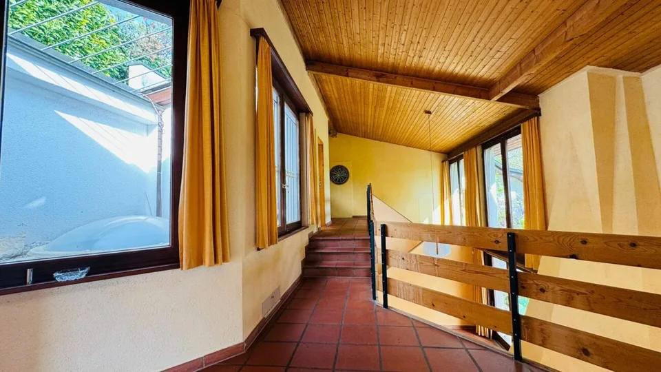 Grosszügiges EFH mit 2 Einliegerwohnungen, Parkplätzen, Weitsicht & Garten in Toplage – Foto 9 von 16