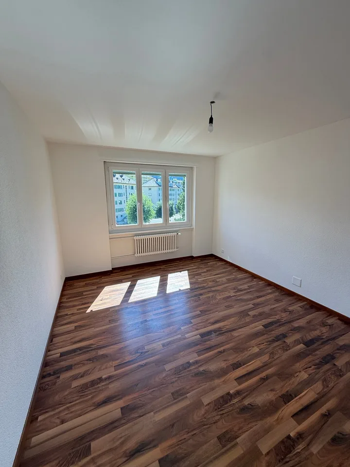 Helles 3.5-Zimmer-Wohnung mit Balkon – Foto 3 von 9