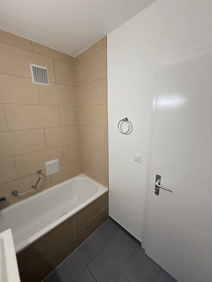 Helles 3.5-Zimmer-Wohnung mit Balkon – Foto 6 von 9