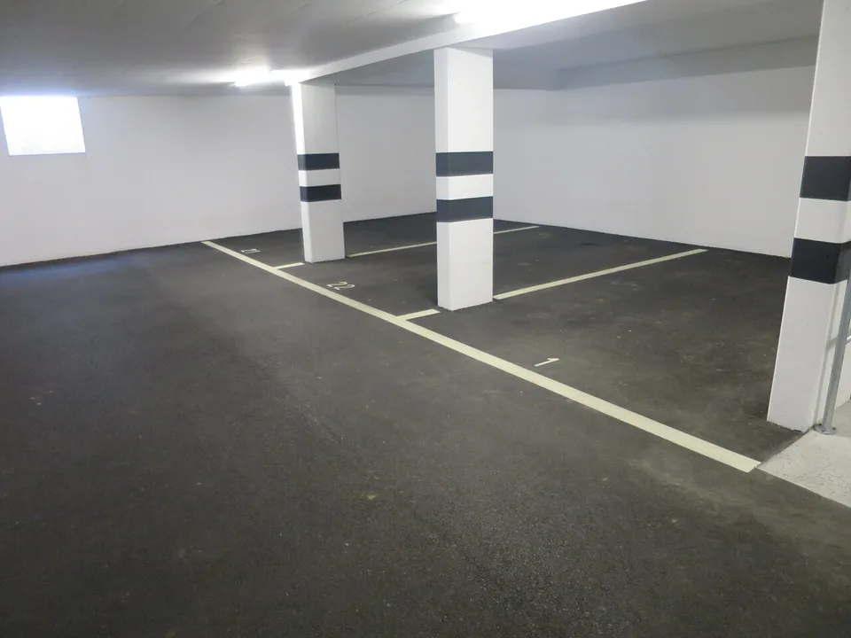 Place de parc avec borne de recharge dans le quartier du Jura/Fribourg – photo 2 sur 3
