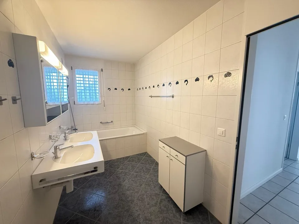 Ampio appartamento di 5,5 locali con balcone e bella vista a Obergösgen – foto 7 di 15