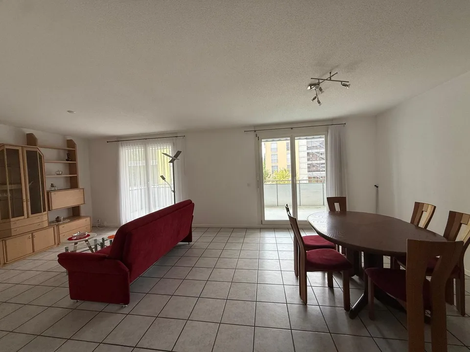 Ampio appartamento di 5,5 locali con balcone e bella vista a Obergösgen – foto 3 di 15