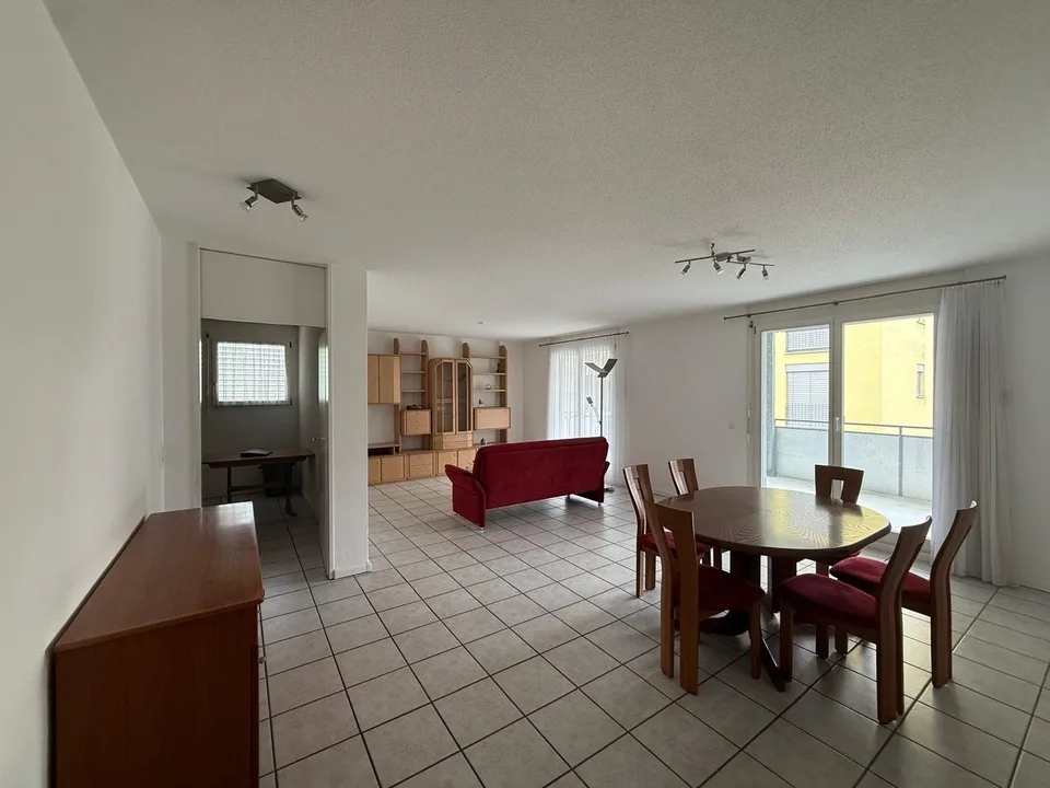 Ampio appartamento di 5,5 locali con balcone e bella vista a Obergösgen – foto 2 di 15