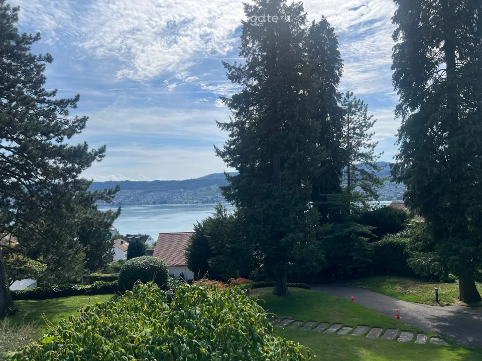 Schöne 2.5-Zimmer-Wohnung an absolut ruhiger Lage in Herrliberg mit Seeblick.