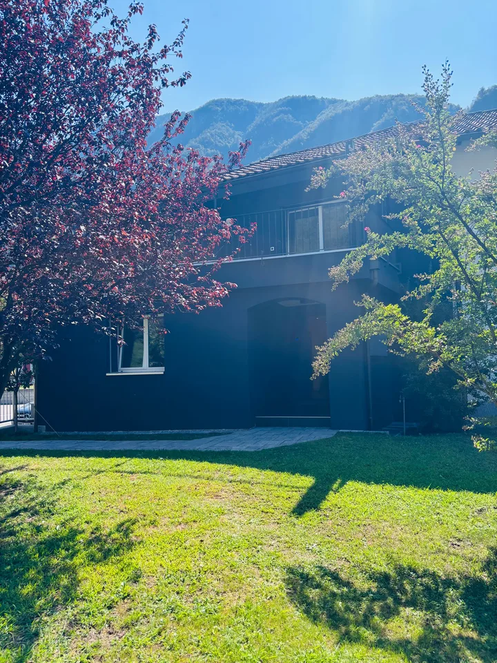 Casa monofamigliare con terrazzo e giardino in centro a Roveredo