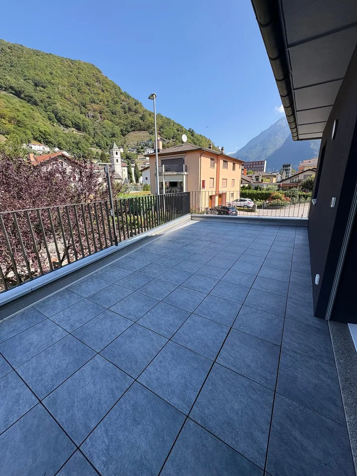 Casa monofamigliare con terrazzo e giardino in centro a Roveredo