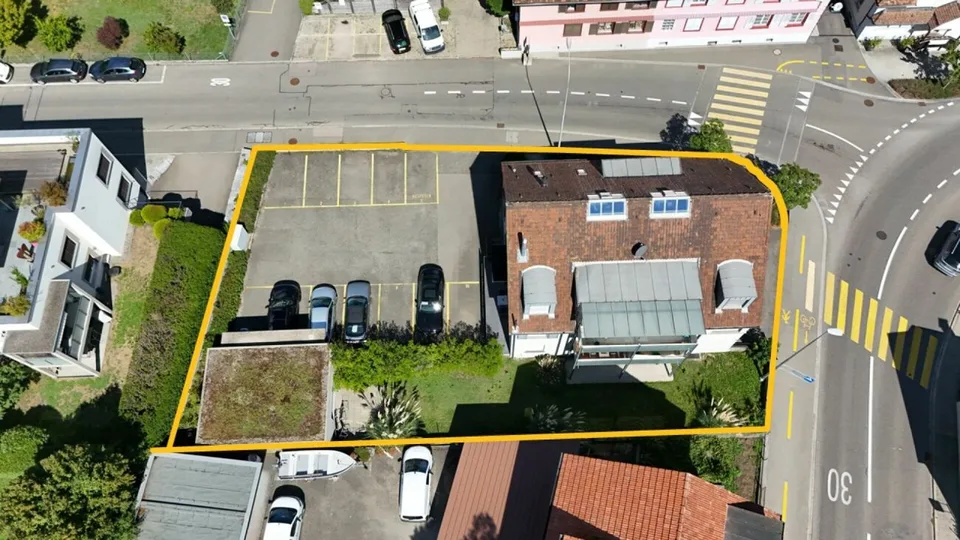 Maison multifamiliale attractive avec réserve de terrain constructible - rendement et potentiel de développement – photo 3 sur 7